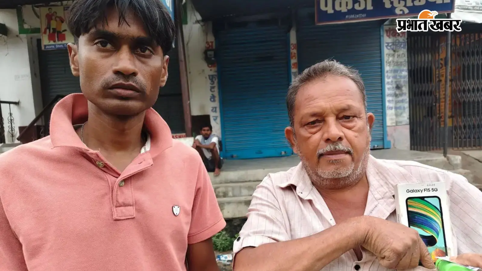 चोरी के बाद जानकारी देते गृहस्वामी चोरी के बाद जानकारी देते गृहस्वामी