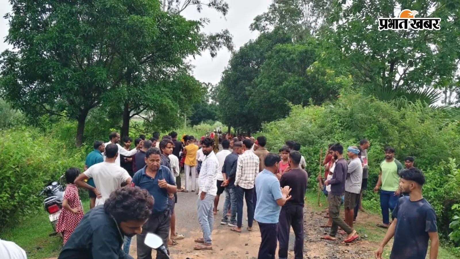 जंगल में मृतक का शव देखने पहुंचे ग्रामीण | Prabhat Khabar Network जंगल में मृतक का शव देखने पहुंचे ग्रामीण | Prabhat Khabar Network