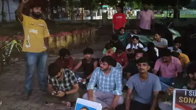 नीट पेपर लीक के विरोध में मुंगेर समाहरणालय के पास छात्रों का धरना, शिक्षा मंत्री के इस्तीफे की उठी मांग