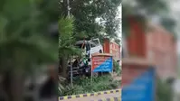 बेकाबू कंटेनर ने चाय दुकान को रौंदा, मनियारी थाने के पास नाले में घुसा, चालक की हालत गंभीर
