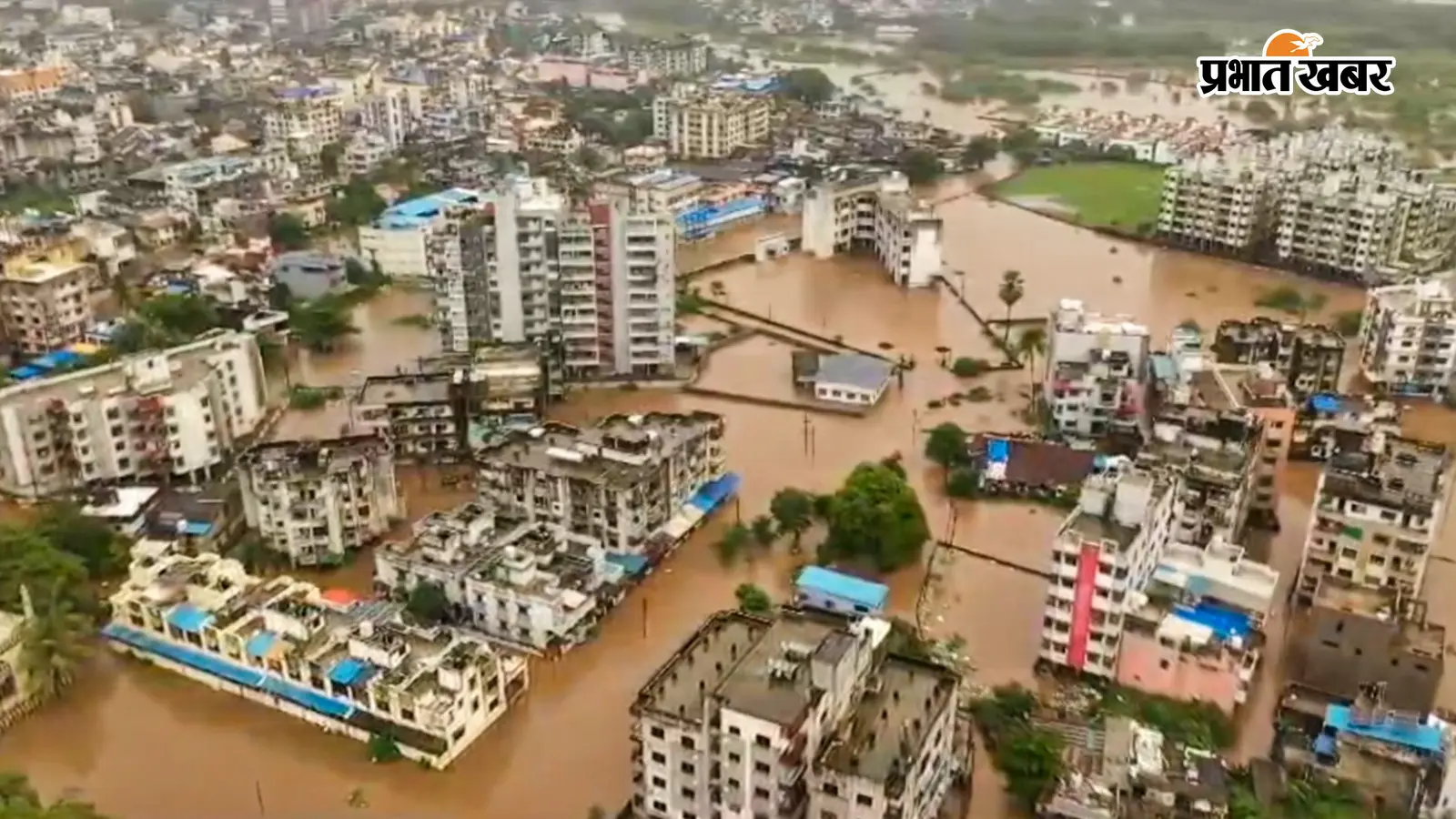 PHOTOS: गुजरात में बारिश बनी आफत, सड़क से लेकर रिहायशी इलाकों तक पानी ही पानी, देखें तस्वीरें