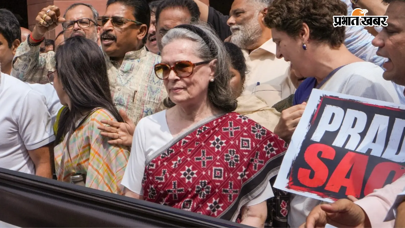 संसद के बाहर प्रोटेस्ट के दौरान सोनिया गांधी संसद के बाहर प्रोटेस्ट के दौरान सोनिया गांधी