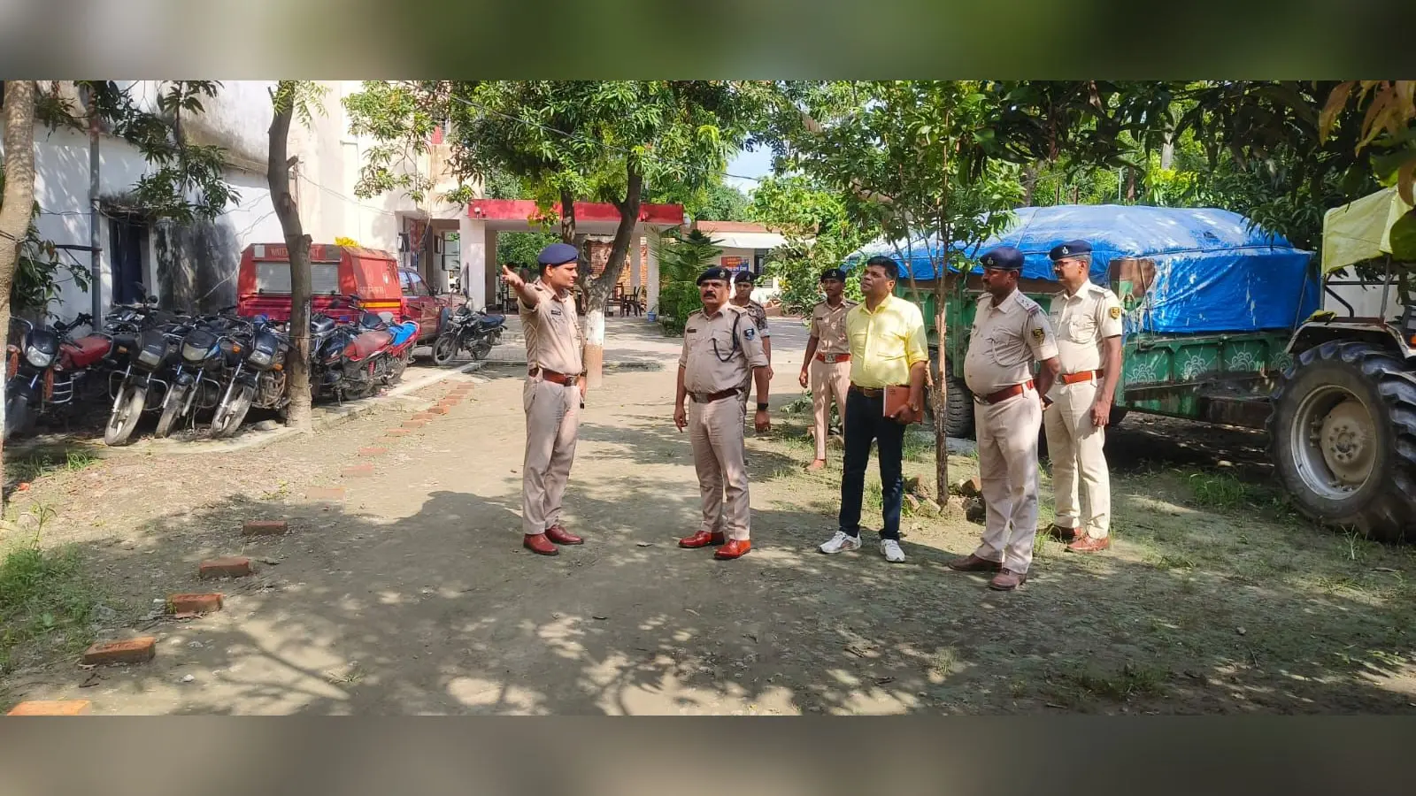 थानाध्यक्ष से जानकारी लेते एसपी राजेश कुमार | Prabhat Khabar Network थानाध्यक्ष से जानकारी लेते एसपी राजेश कुमार | Prabhat Khabar Network