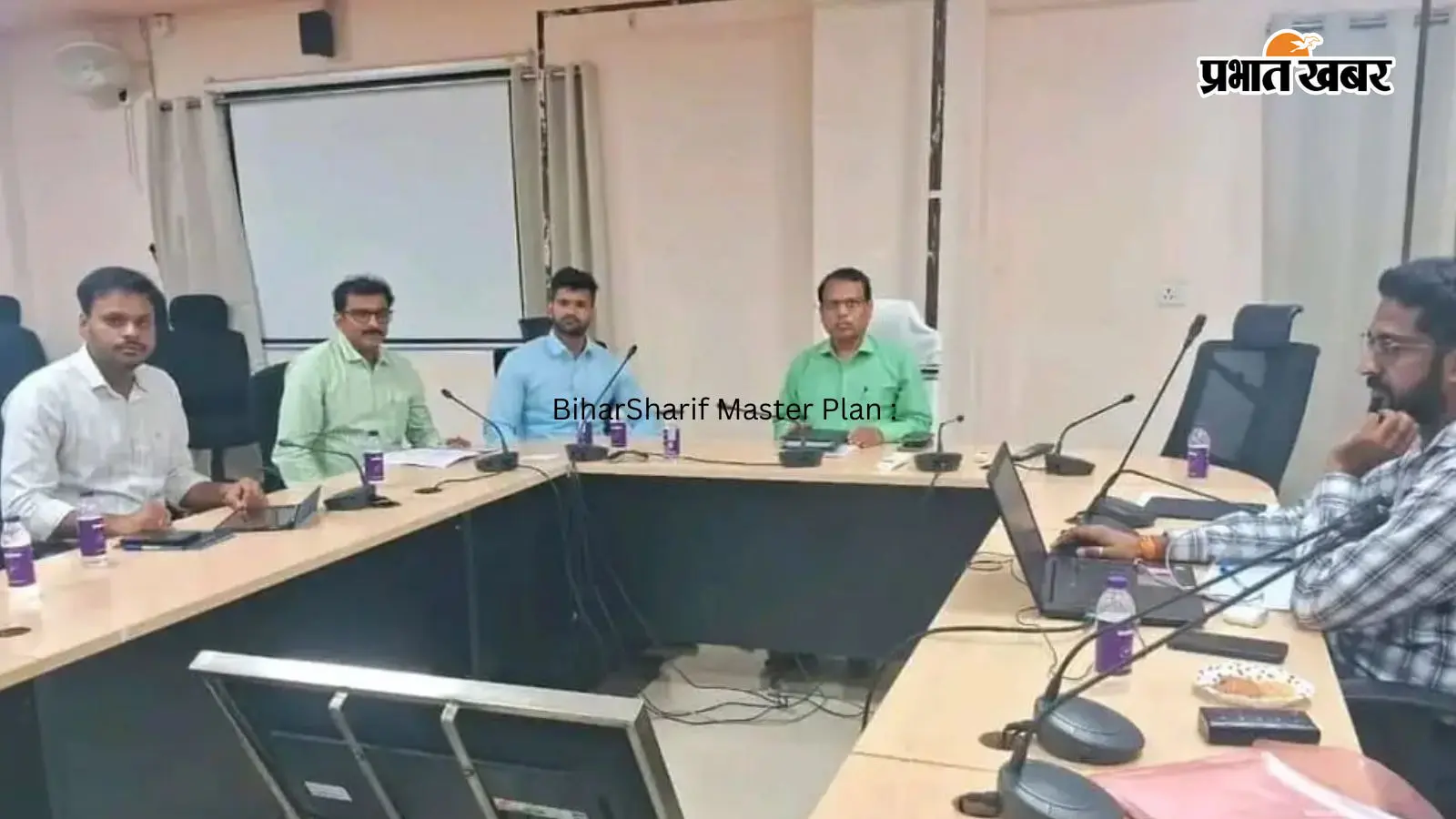 नगर निगम सभाकक्ष मे बैठक करते नगर आयुक्त एवं साथ मे उप नगर आयुक्त एवं अन्य नगर निगम सभाकक्ष मे बैठक करते नगर आयुक्त एवं साथ मे उप नगर आयुक्त एवं अन्य