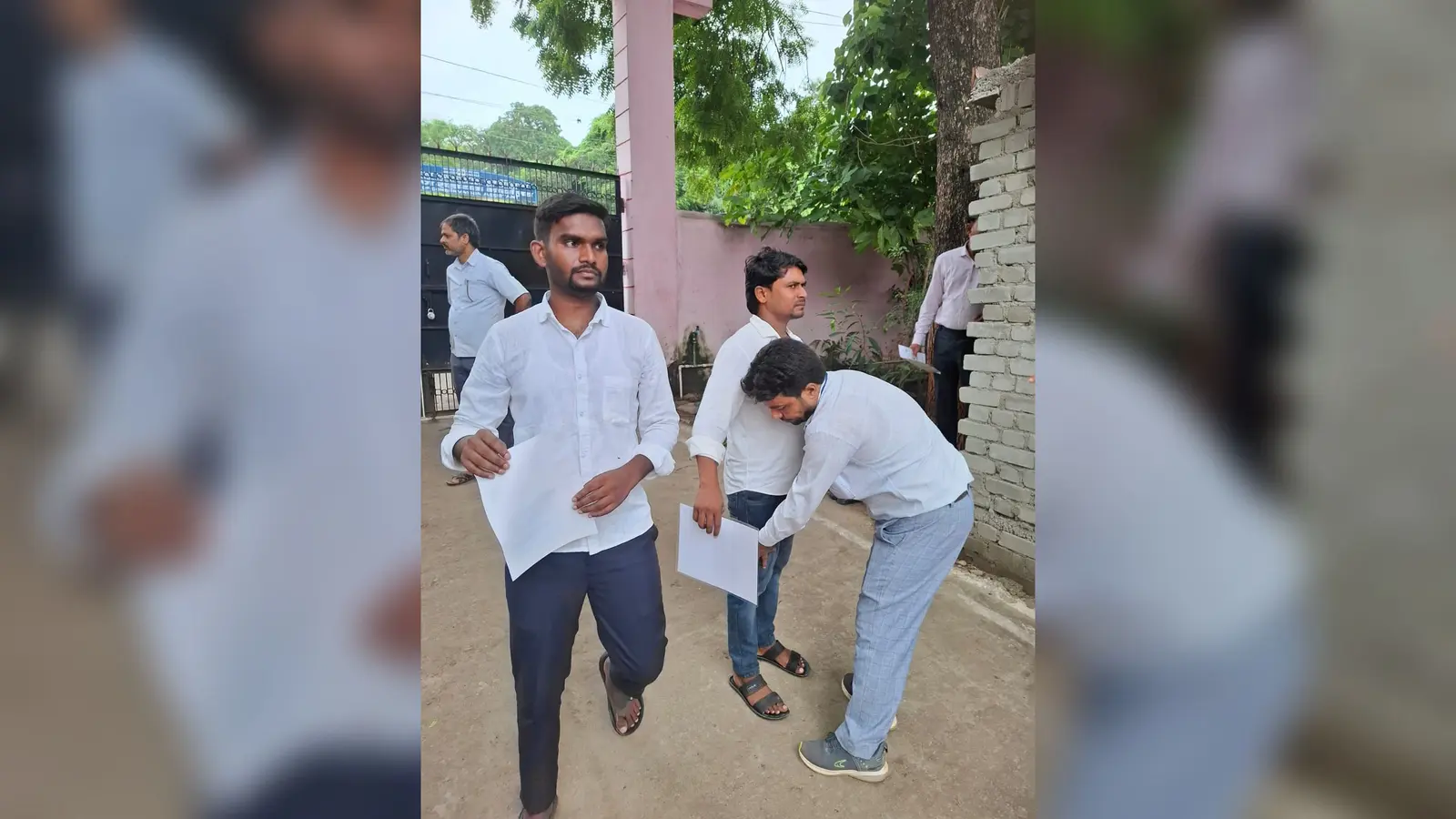 परीक्षा केंद्र पर परीक्षार्थियों की जांच | Prabhat Khabar Network परीक्षा केंद्र पर परीक्षार्थियों की जांच | Prabhat Khabar Network