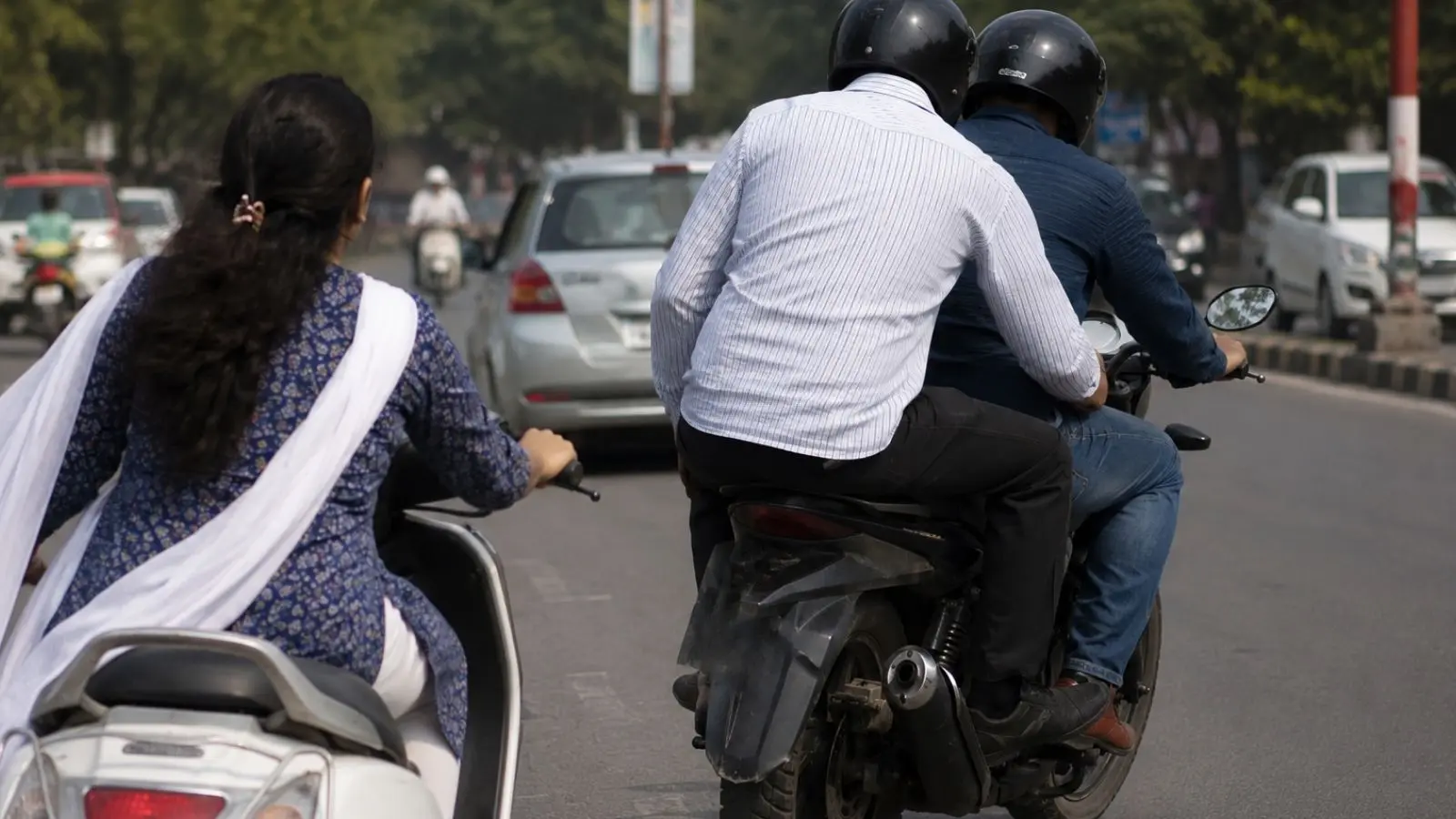 हिम्मत वाली लड़की! जाम में अपना मोबाइल छीना हिम्मत वाली लड़की! जाम में अपना मोबाइल छीना