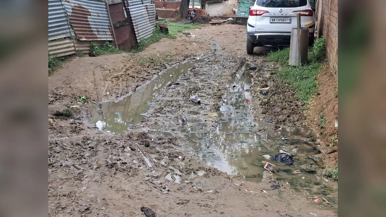 फोटो कैप्शन :वार्ड 18 की गंदगी युक्त एक सड़क की तस्वीर और वहां लगा हुआ नगर पंचायत का साइनेज बोर्ड | Prabhat Khabar Network फोटो कैप्शन :वार्ड 18 की गंदगी युक्त एक सड़क की तस्वीर और वहां लगा हुआ नगर पंचायत का साइनेज बोर्ड | Prabhat Khabar Network