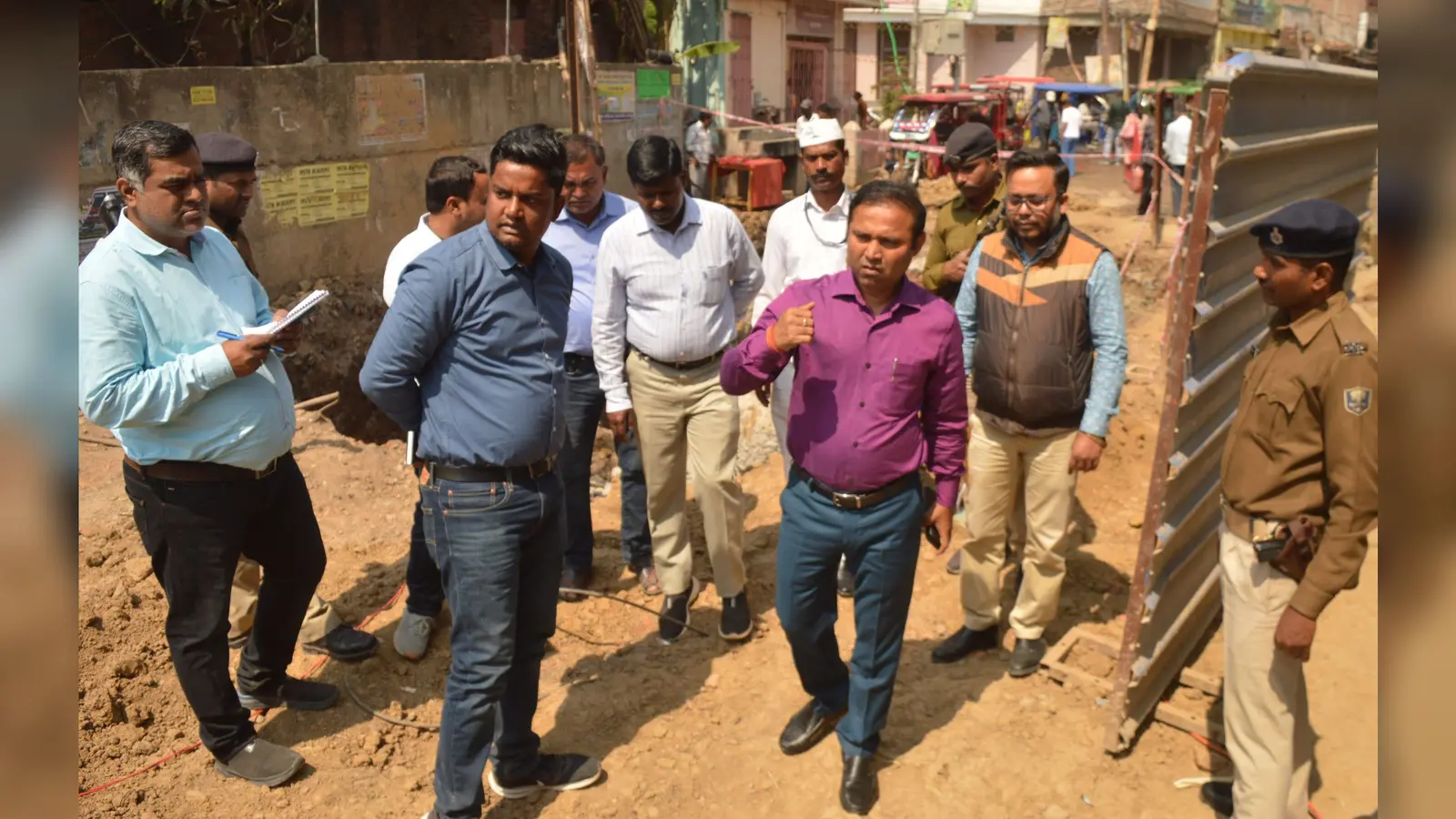 वेयर हाउस का अग्निशमन यंत्र से लेकर लॉग बुक तक की हुई जांच वेयर हाउस का अग्निशमन यंत्र से लेकर लॉग बुक तक की हुई जांच