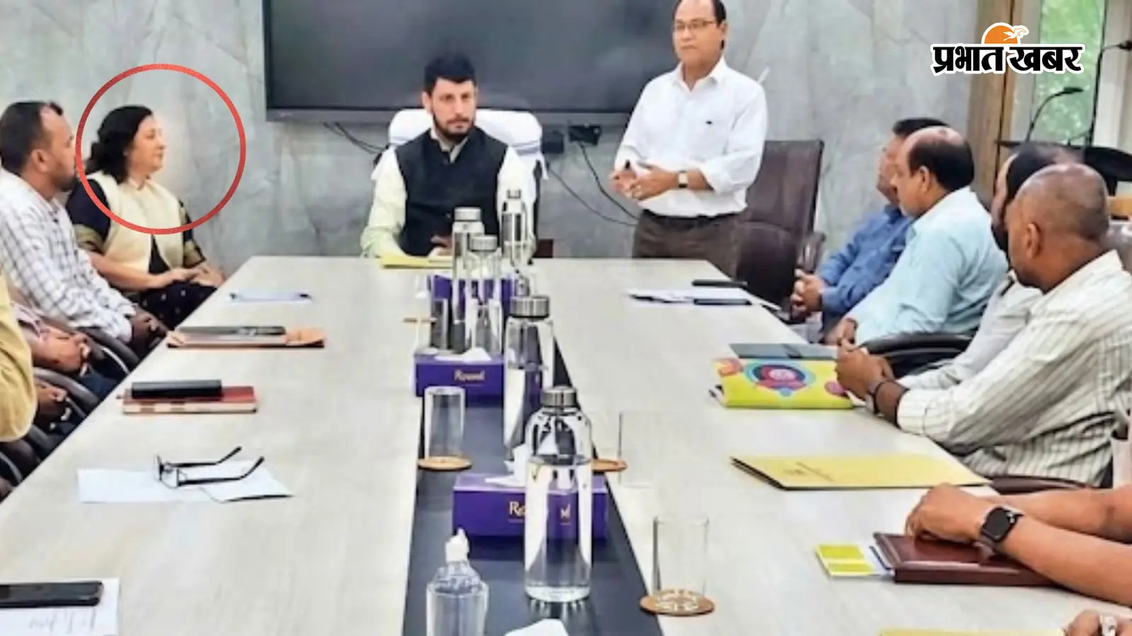 वीसी की कुर्सी पर बैठे तनुज खत्री, बगल की कुर्सी पर बैठीं वीसी (लाल घेरे में) वीसी की कुर्सी पर बैठे तनुज खत्री, बगल की कुर्सी पर बैठीं वीसी (लाल घेरे में)