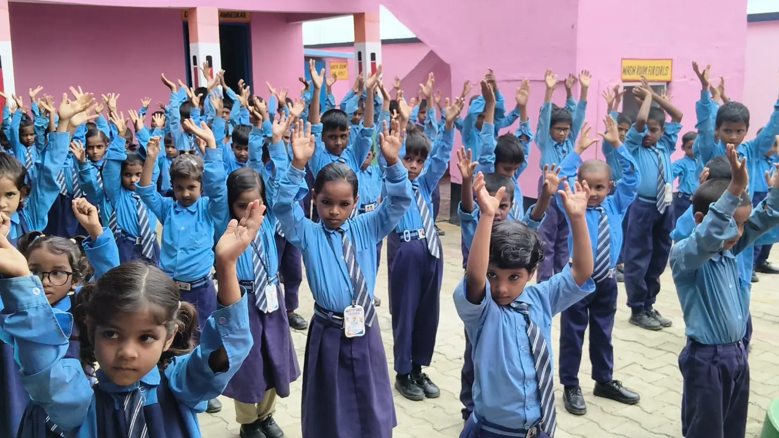 फोटो :- स्कूल में योगाभ्यास करते बच्चें | Prabhat Khabar Network फोटो :- स्कूल में योगाभ्यास करते बच्चें | Prabhat Khabar Network