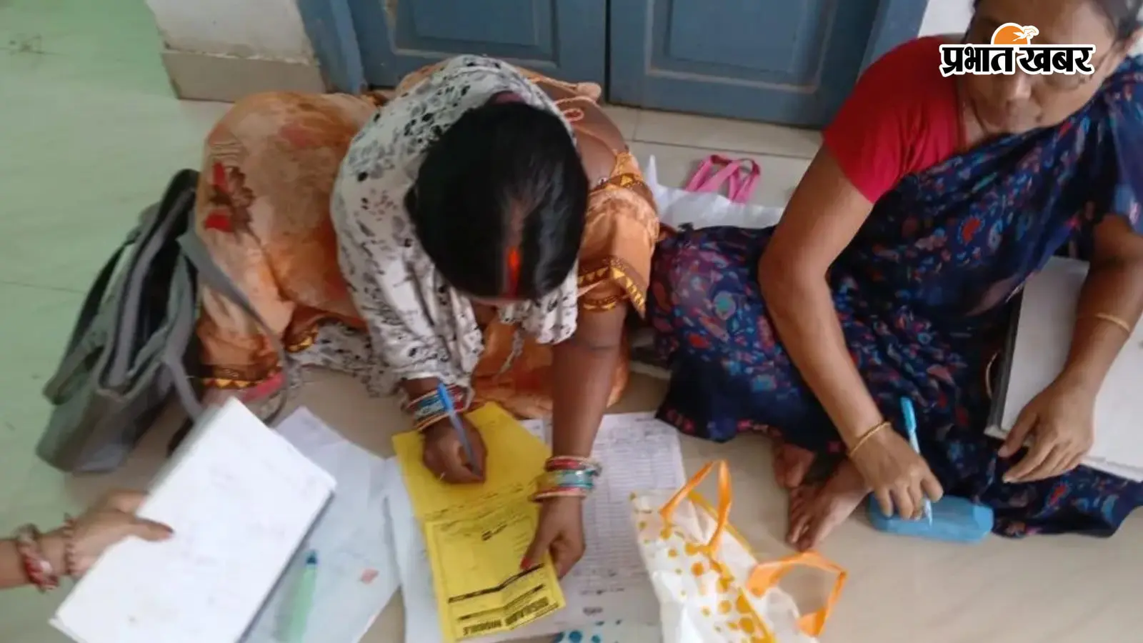 सेविकाएं कार्यालय में कार्य करती हुई सेविकाएं कार्यालय में कार्य करती हुई
