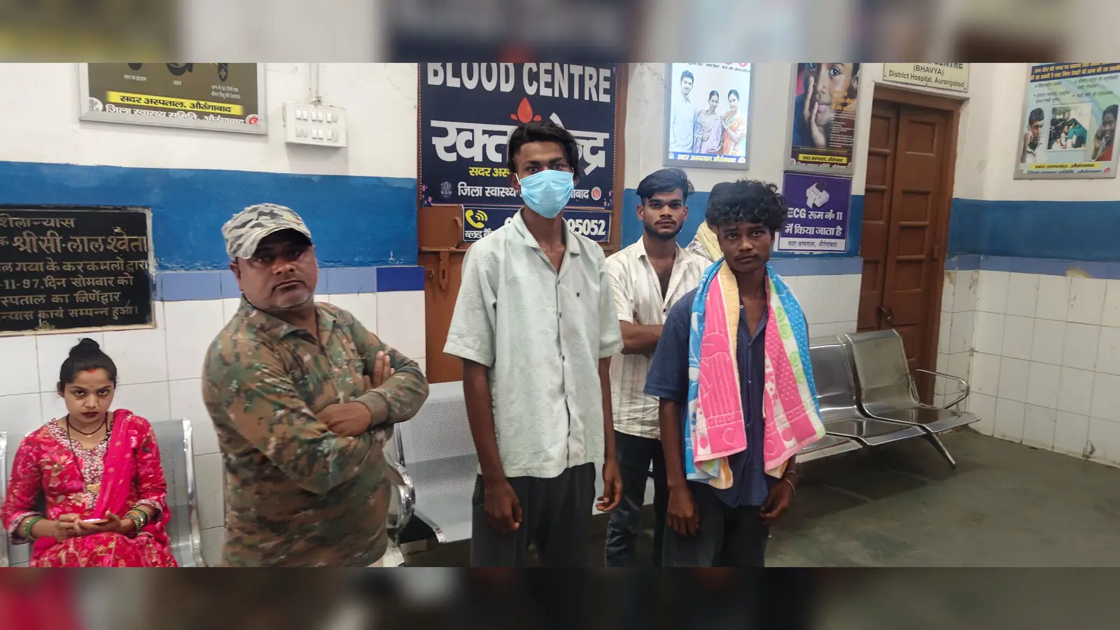 पोस्टमार्टम के इंतजार में परिजन | Prabhat Khabar Network पोस्टमार्टम के इंतजार में परिजन | Prabhat Khabar Network
