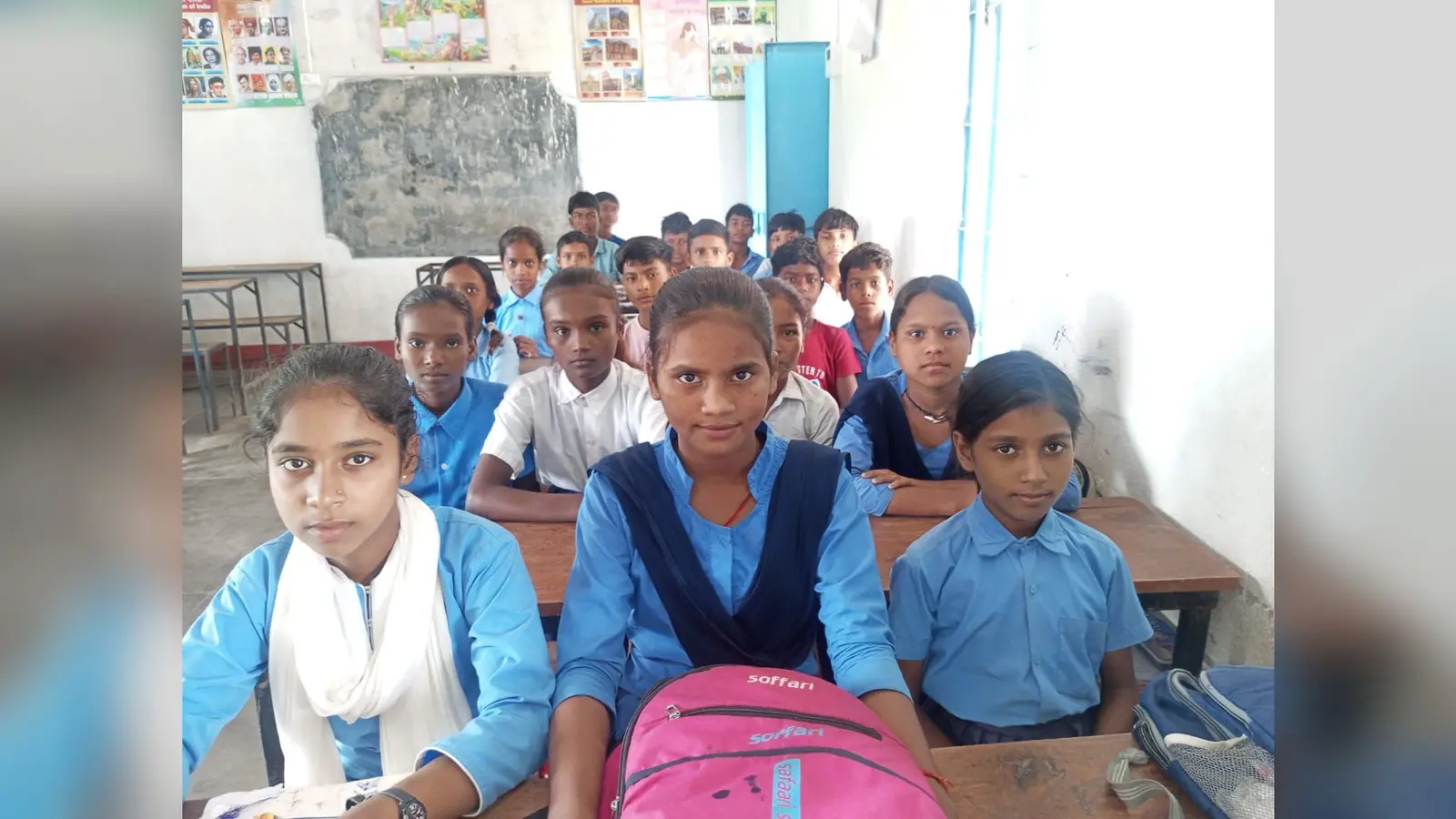 वर्ग कक्ष में पढ़ते बच्चे/विधालय का जर्जर छत | Prabhat Khabar Network वर्ग कक्ष में पढ़ते बच्चे/विधालय का जर्जर छत | Prabhat Khabar Network