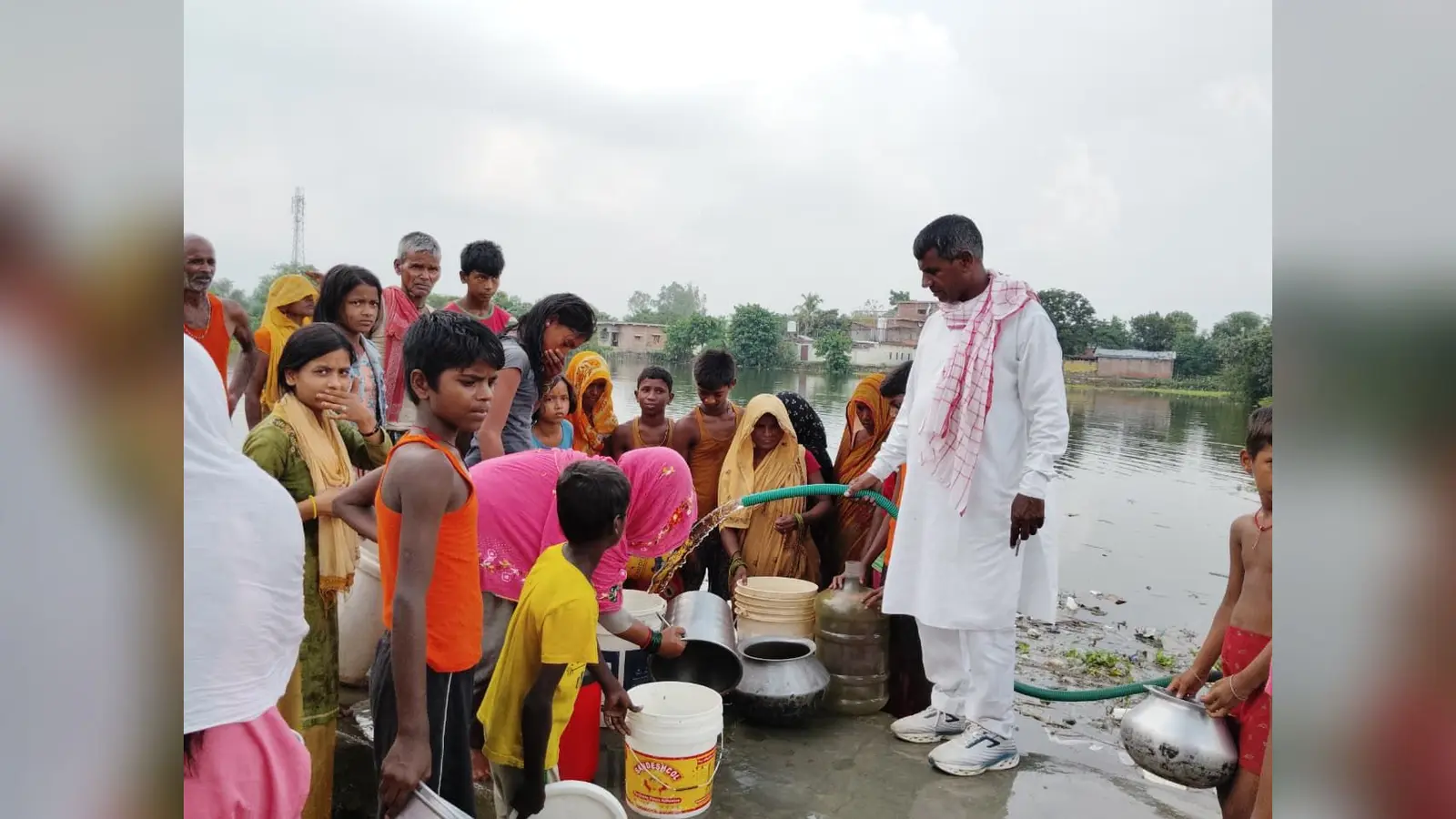 पुरे गांव की प्यास बुझाने में समर्सेबुल ही एक मात्र सहारा | Prabhat Khabar Network पुरे गांव की प्यास बुझाने में समर्सेबुल ही एक मात्र सहारा | Prabhat Khabar Network