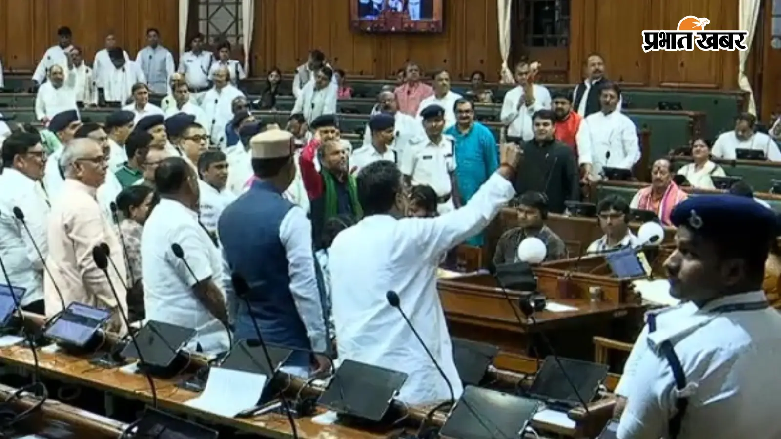 Bihar Student Protest LIVE : छात्रों पर फायरिंग के मुद्दे पर विधानसभा में हंगामा, पटना-गया समेत पूरे बिहार में चप्पे-चप्पे पर भारी पुलिस बल तैनात