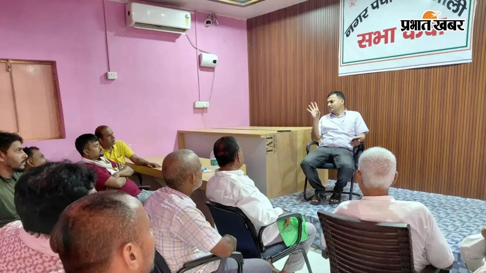 बैठक में डीलरों से चर्चा करते एमओ बैठक में डीलरों से चर्चा करते एमओ