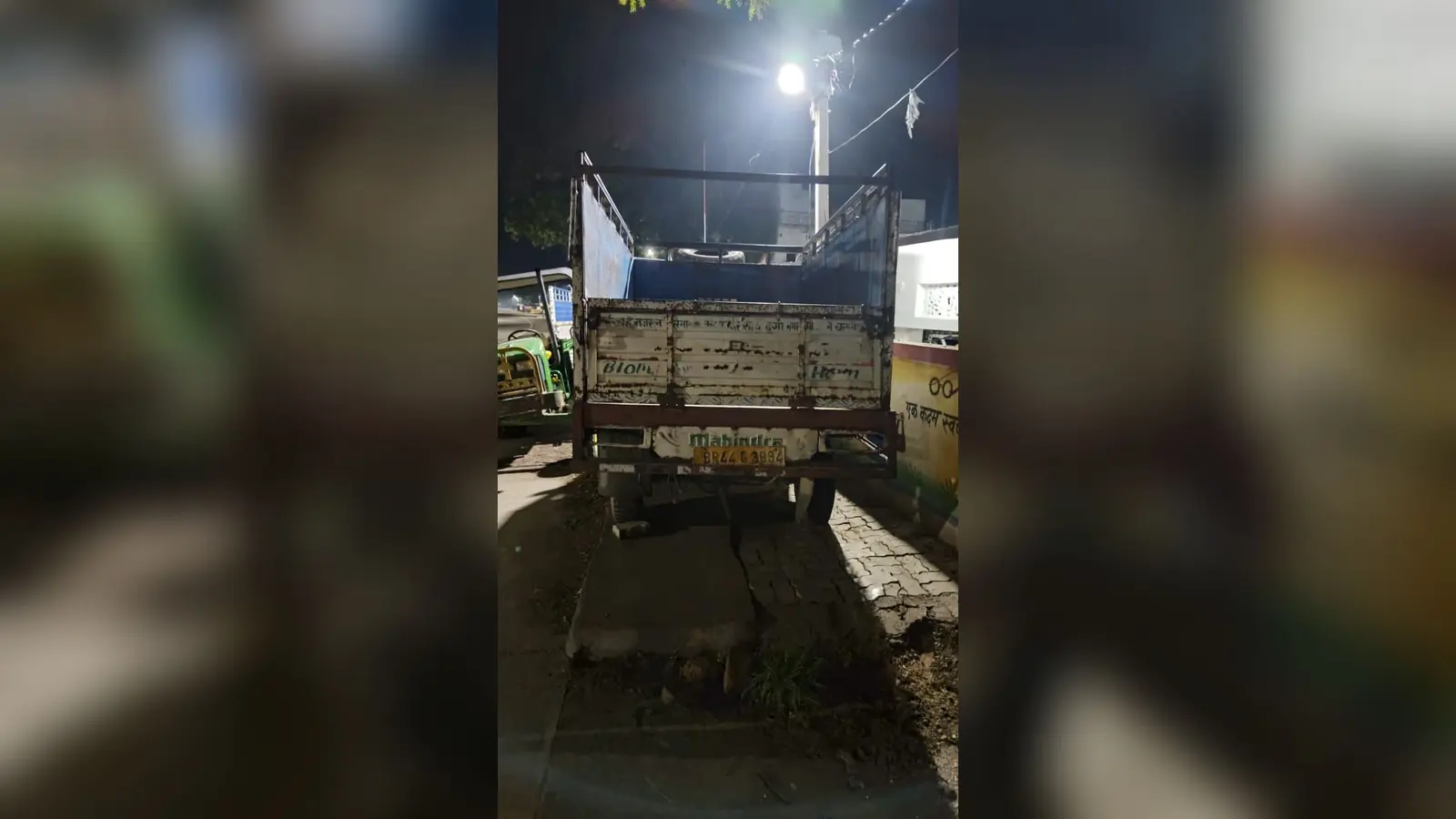 थाने के गोदाम में पकड़कर रखी गई शराब, अवैध शराब की ढुलाई करने वाली पकड़ी गई पिकअप वैन | Prabhat Khabar Network थाने के गोदाम में पकड़कर रखी गई शराब, अवैध शराब की ढुलाई करने वाली पकड़ी गई पिकअप वैन | Prabhat Khabar Network