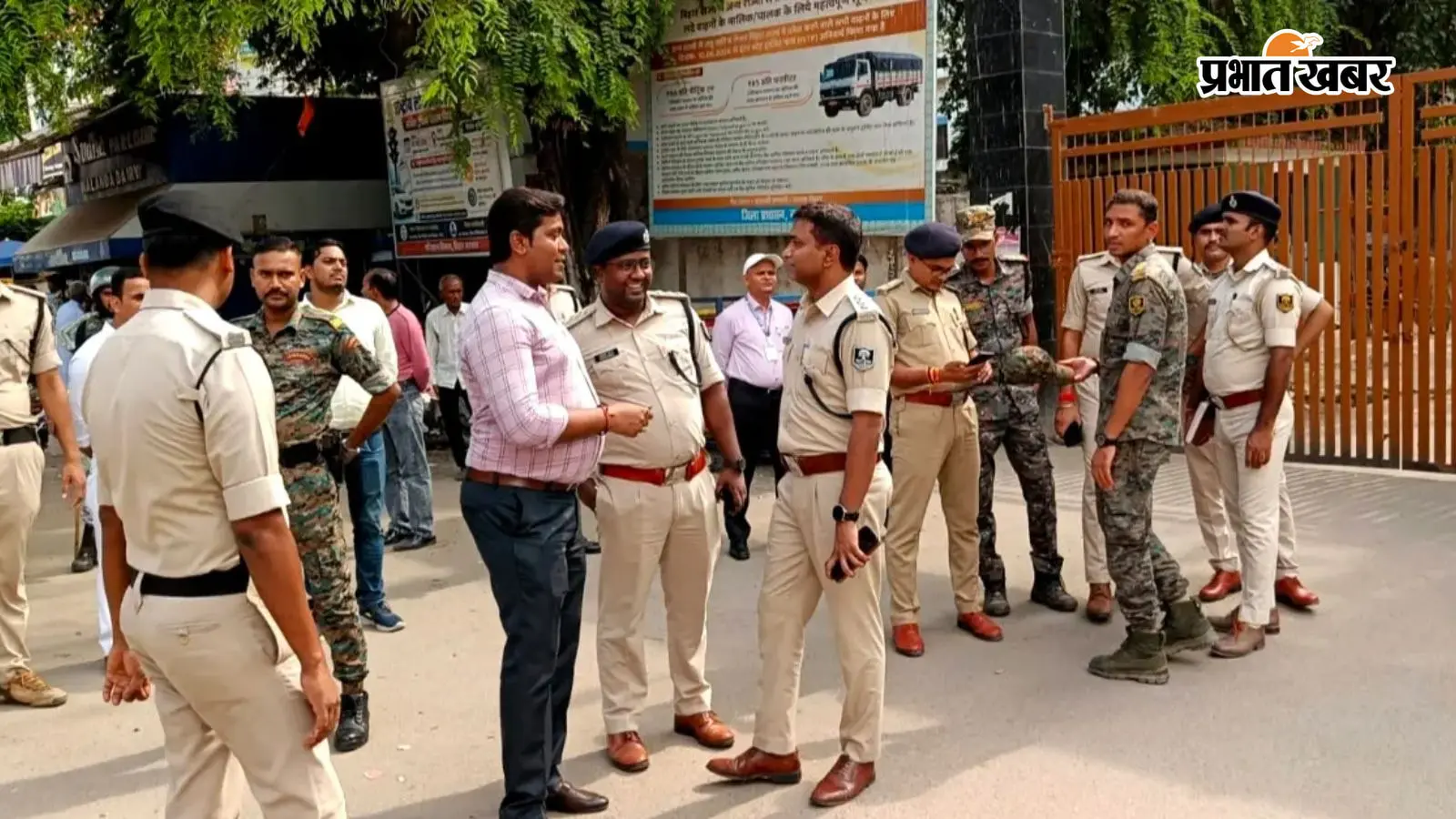 पुलिस को निर्देशित करते सदर अनुमंडल पदाधिकारी पुलिस को निर्देशित करते सदर अनुमंडल पदाधिकारी