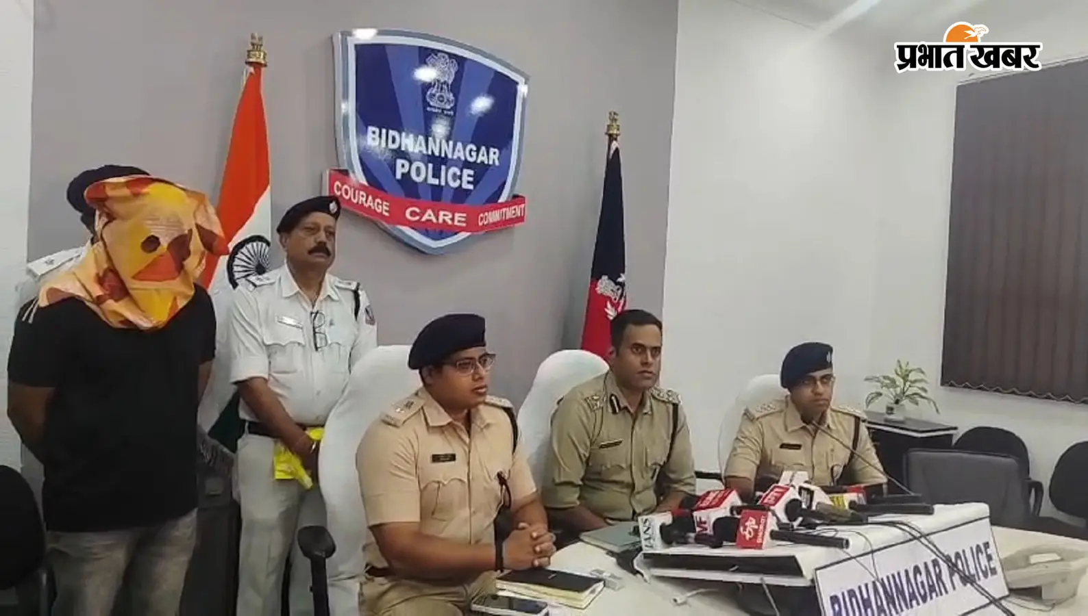 पत्रकारों से बात करते पुलिस अधिकारी पत्रकारों से बात करते पुलिस अधिकारी