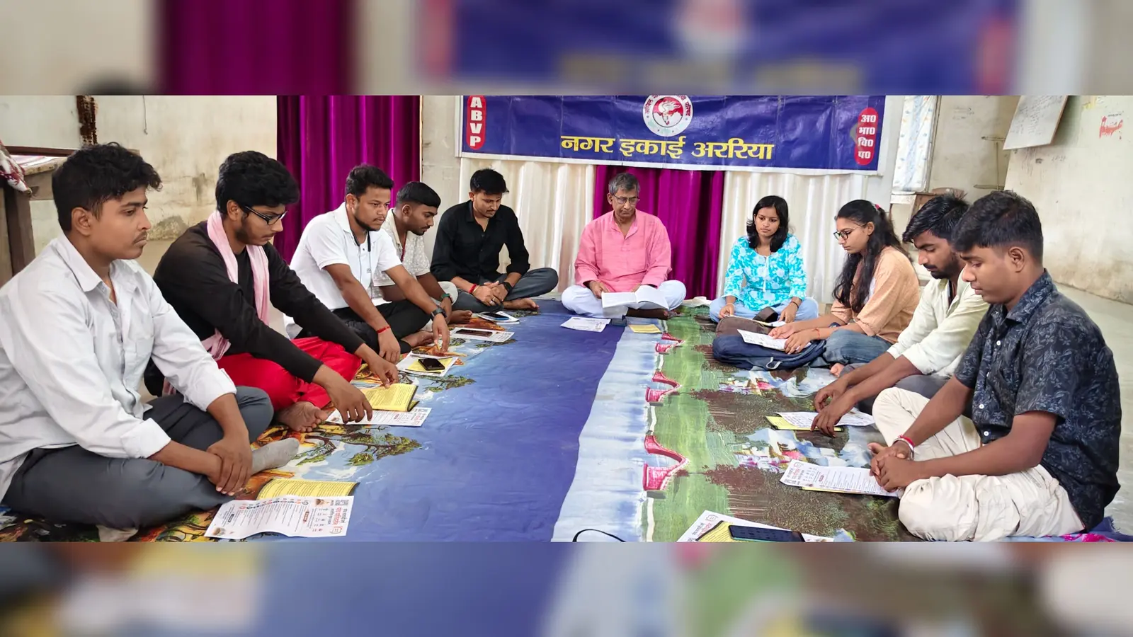 फोटो:- बैठक में आगामी कार्यक्रम पर चर्चा करते एमपी सिंह व मौजूद अभाविप सदस्य | Prabhat Khabar Network फोटो:- बैठक में आगामी कार्यक्रम पर चर्चा करते एमपी सिंह व मौजूद अभाविप सदस्य | Prabhat Khabar Network