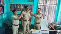 गया जी के बेलागंज थाना में एएसआई बने कमलेश कुमार का सम्मान, थानाध्यक्ष ने पहनाया बैज