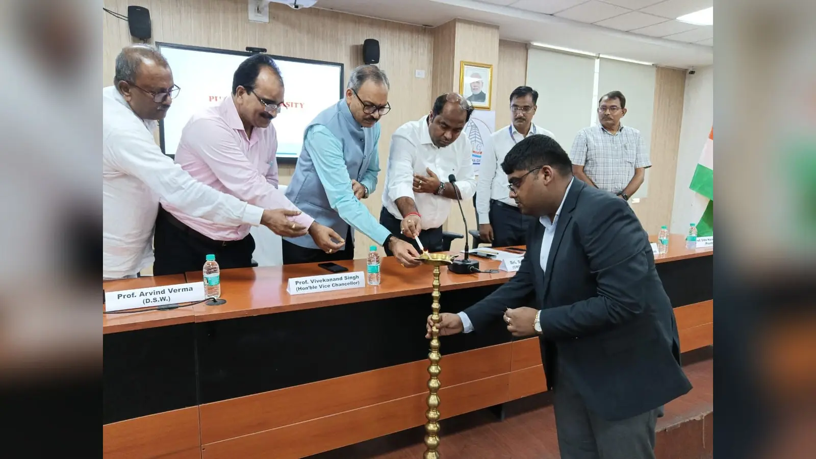 फोटो परिचय- कार्यक्रम का उदघाटन करते कुलपति प्रो. विवेकानंद सिंह एवं अन्य | Prabhat Khabar Network फोटो परिचय- कार्यक्रम का उदघाटन करते कुलपति प्रो. विवेकानंद सिंह एवं अन्य | Prabhat Khabar Network