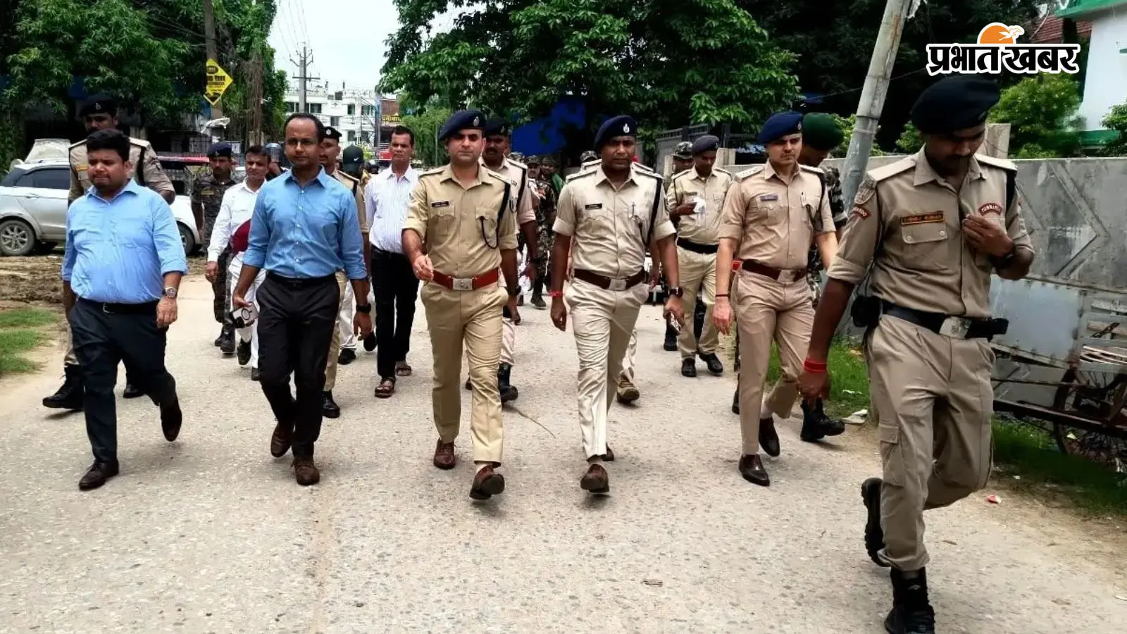 फ्लैग मार्च में मौजूद डीएम, एसपी और अन्य पदाधिकारी फ्लैग मार्च में मौजूद डीएम, एसपी और अन्य पदाधिकारी