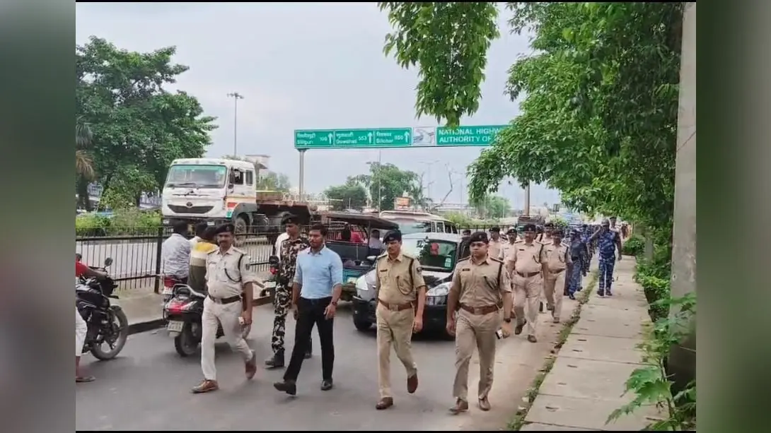 फ्लैग मार्च में शामिल एसपी, एसडीएम व अन्य | Prabhat Khabar Network फ्लैग मार्च में शामिल एसपी, एसडीएम व अन्य | Prabhat Khabar Network