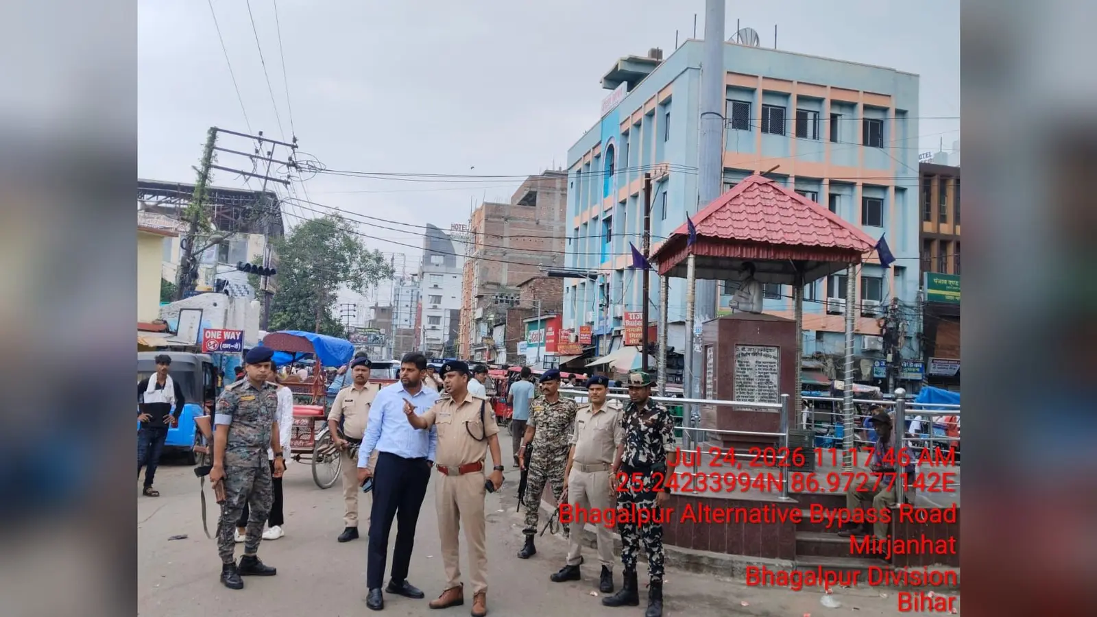 ड्रोन से रखे जा रही है नजर और विभिन्न जगहों पर की गई पुलिस की तैनाती | Prabhat Khabar Network ड्रोन से रखे जा रही है नजर और विभिन्न जगहों पर की गई पुलिस की तैनाती | Prabhat Khabar Network