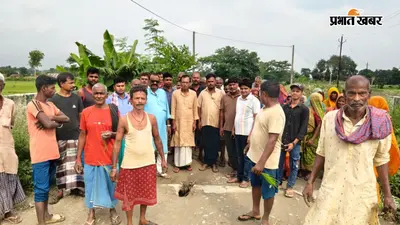 पतरघट में बदहाल सड़क और जलजमाव पर फूटा ग्रामीणों का गुस्सा: कीचड़ भरे गड्ढों में धान रोपकर जताया विरोध