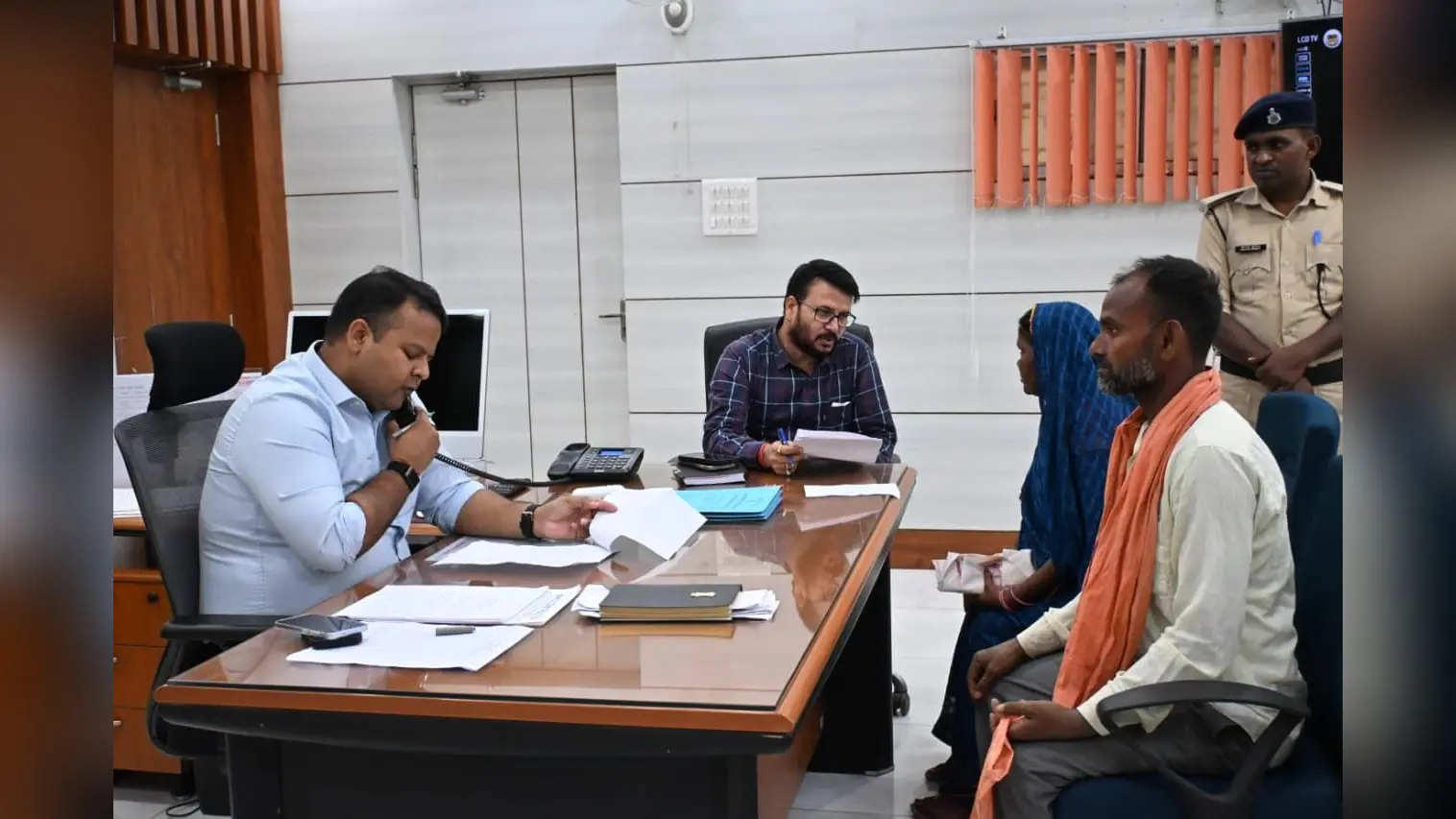 फोटो नं 04- लोगों की समस्याओं को सुनते डीएम | Prabhat Khabar Network फोटो नं 04- लोगों की समस्याओं को सुनते डीएम | Prabhat Khabar Network