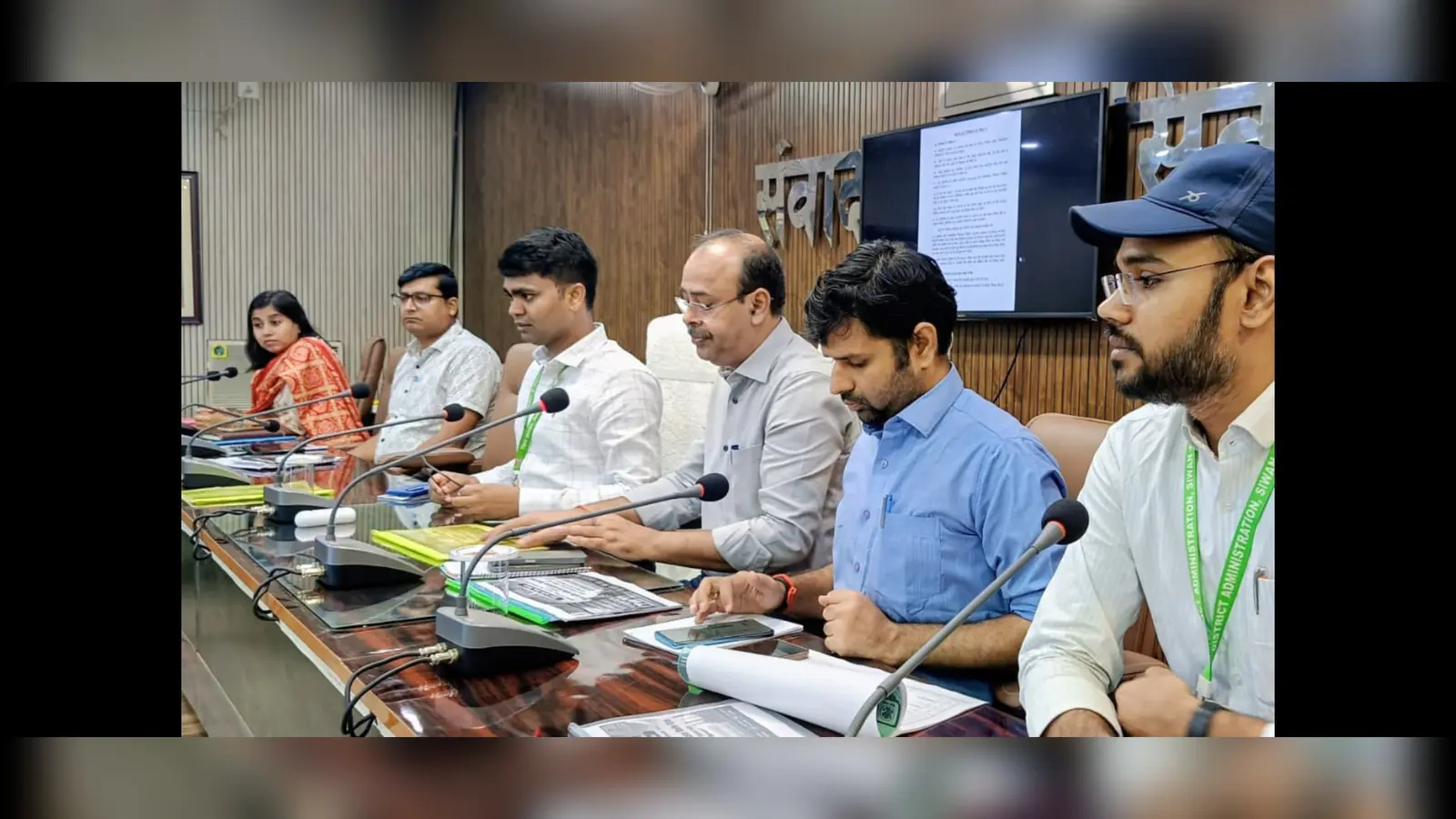 बैठक करते जिला अधिकारी | Prabhat Khabar Network बैठक करते जिला अधिकारी | Prabhat Khabar Network