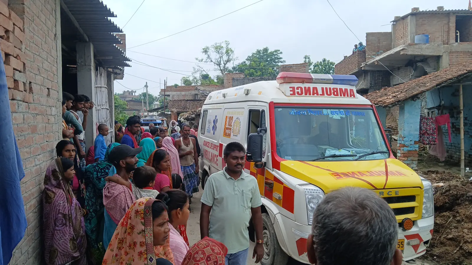 झूलती युवती को अस्पताल ले जाते एम्बुलेंस, मालिस करते परिजन एवं रास्ते के अभाव में कंधे के सहारे मुख्य सड़क पर लाते परिजन | Prabhat Khabar Network झूलती युवती को अस्पताल ले जाते एम्बुलेंस, मालिस करते परिजन एवं रास्ते के अभाव में कंधे के सहारे मुख्य सड़क पर लाते परिजन | Prabhat Khabar Network