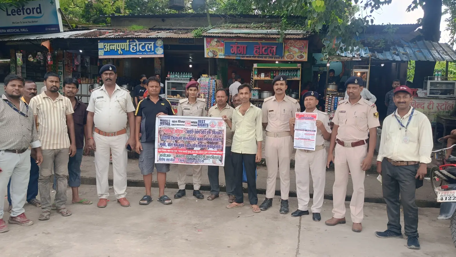 :- फोटो कैप्शन 01:- जागरूकता अभियान के दौरान पुलिसकर्मी व संस्था के लोग. | Prabhat Khabar Network :- फोटो कैप्शन 01:- जागरूकता अभियान के दौरान पुलिसकर्मी व संस्था के लोग. | Prabhat Khabar Network