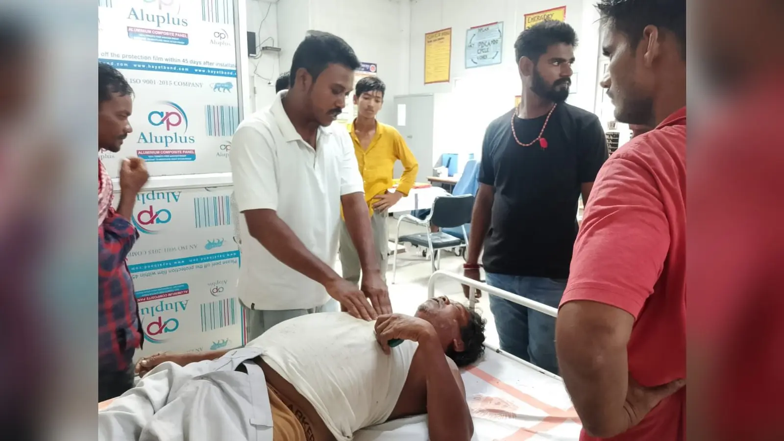 सीएचसी में घायलों का इलाज करते स्वास्थ्य कर्मी | Prabhat Khabar Network सीएचसी में घायलों का इलाज करते स्वास्थ्य कर्मी | Prabhat Khabar Network