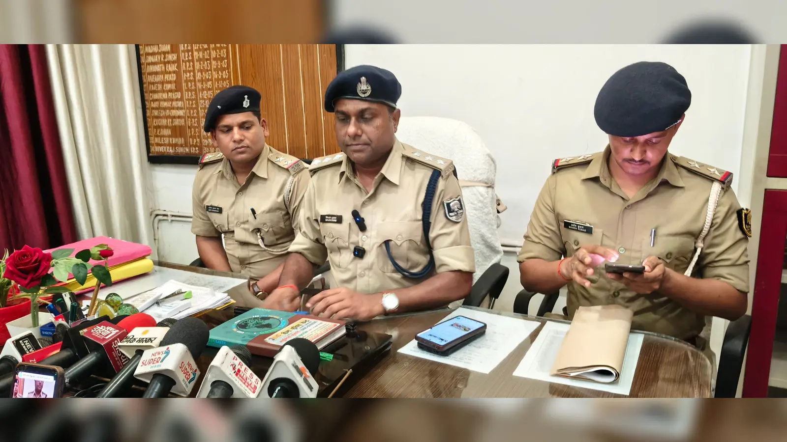 पुलिस गिरफ्त में आरोपी प्रेस को संबोधित करते डीएसपी व अन्य | Prabhat Khabar Network पुलिस गिरफ्त में आरोपी प्रेस को संबोधित करते डीएसपी व अन्य | Prabhat Khabar Network