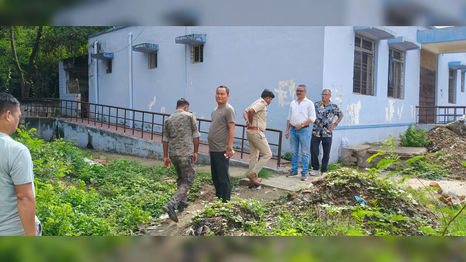 सदर अस्पताल के पोस्टमार्टम हाउस के पास मृतक पुलिस के साथी व अन्य | Prabhat Khabar Network सदर अस्पताल के पोस्टमार्टम हाउस के पास मृतक पुलिस के साथी व अन्य | Prabhat Khabar Network