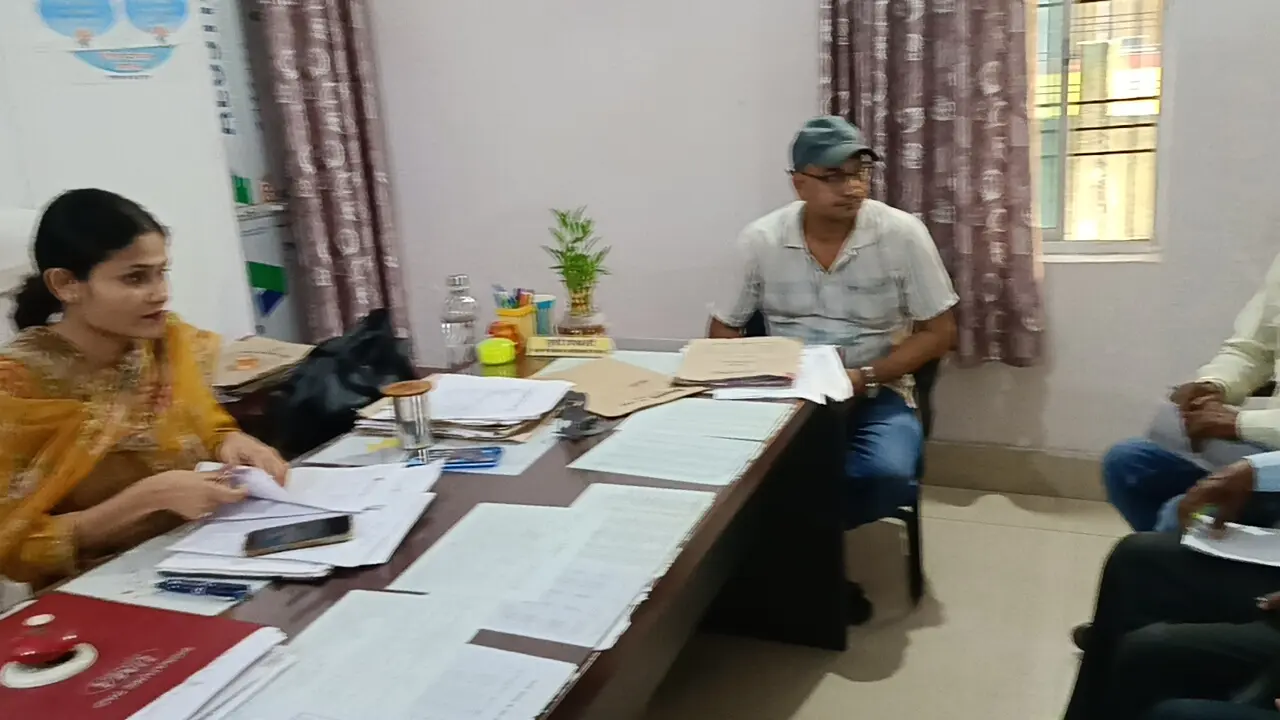 फोटो: बैठक को संबोधित करतीं बीडीओ शेफाली | Prabhat Khabar Network फोटो: बैठक को संबोधित करतीं बीडीओ शेफाली | Prabhat Khabar Network