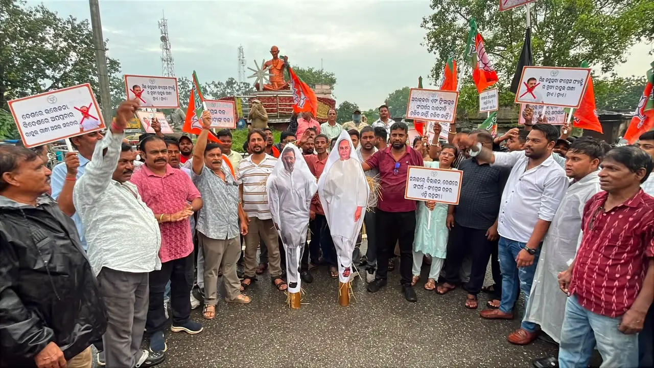 नवीन व राहुल का पुतला फुकने के पहले नारेबाजी करते भाजपाई। | Prabhat Khabar Network नवीन व राहुल का पुतला फुकने के पहले नारेबाजी करते भाजपाई। | Prabhat Khabar Network