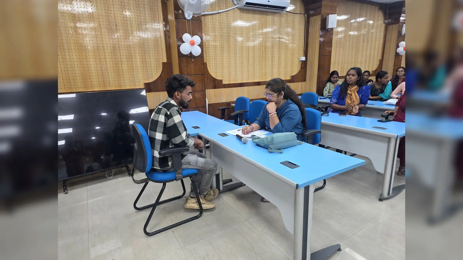 मेरे में इंटरव्यू लेते कंपनी के पदाधिकारी। | Prabhat Khabar Network मेरे में इंटरव्यू लेते कंपनी के पदाधिकारी। | Prabhat Khabar Network