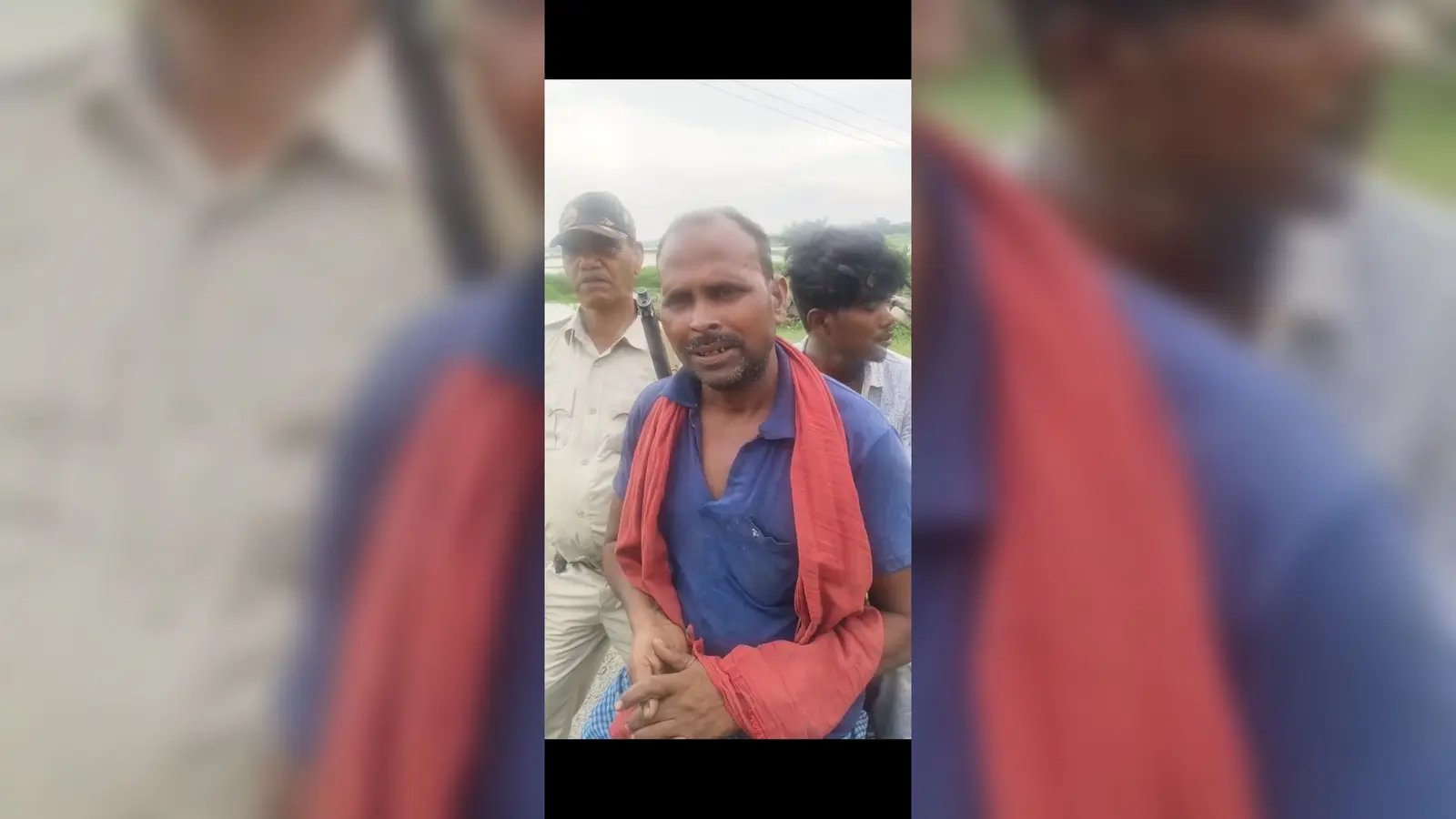 फोटो - सलखुआ,सहरसा - गिरफ्तार शराब तस्कर से पूछताछ करती पुलिस | Prabhat Khabar Network फोटो - सलखुआ,सहरसा - गिरफ्तार शराब तस्कर से पूछताछ करती पुलिस | Prabhat Khabar Network