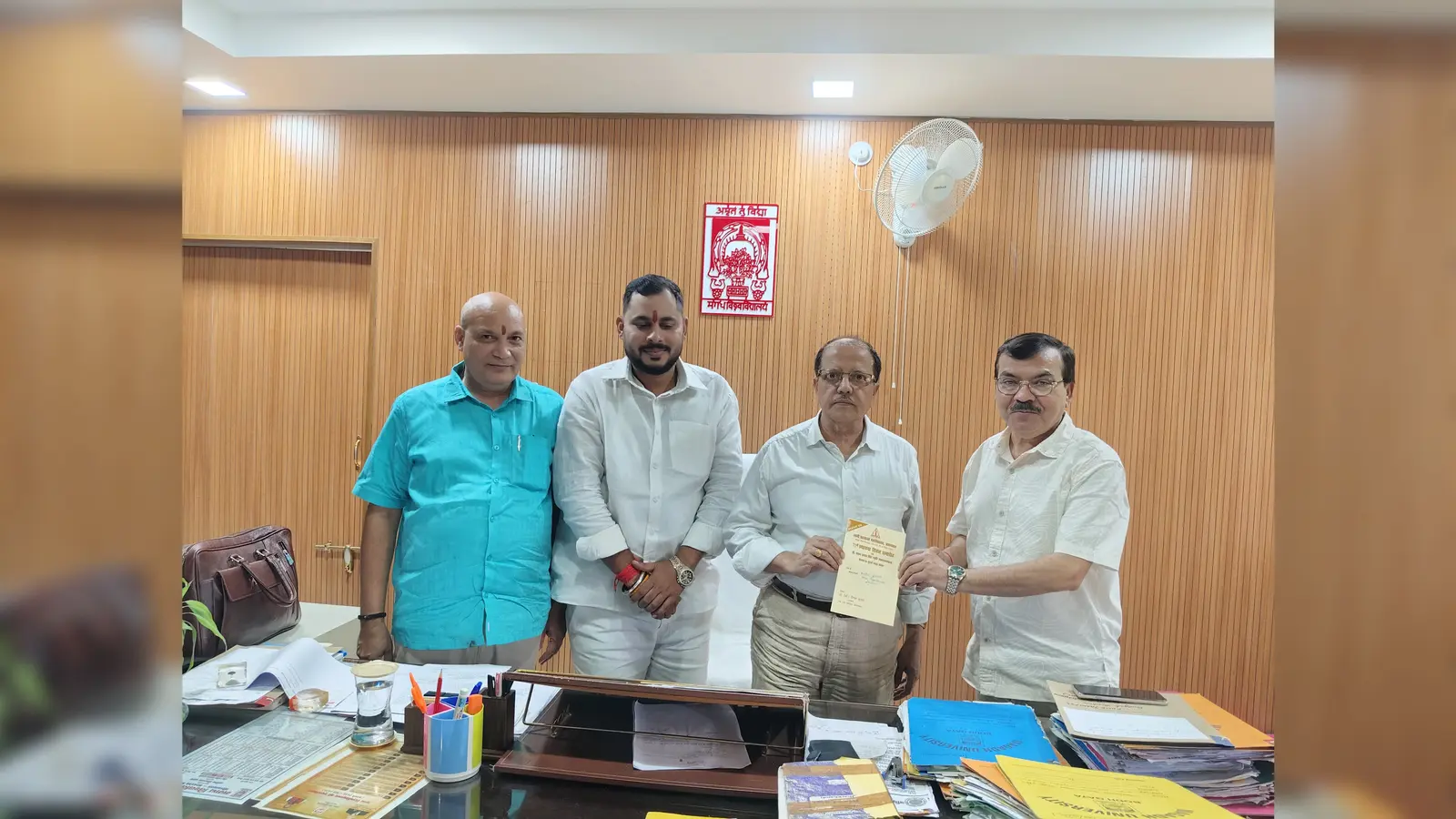 कुलपति को आमंत्रण देते हुए कॉलेज के प्राचार्य | Prabhat Khabar Network कुलपति को आमंत्रण देते हुए कॉलेज के प्राचार्य | Prabhat Khabar Network
