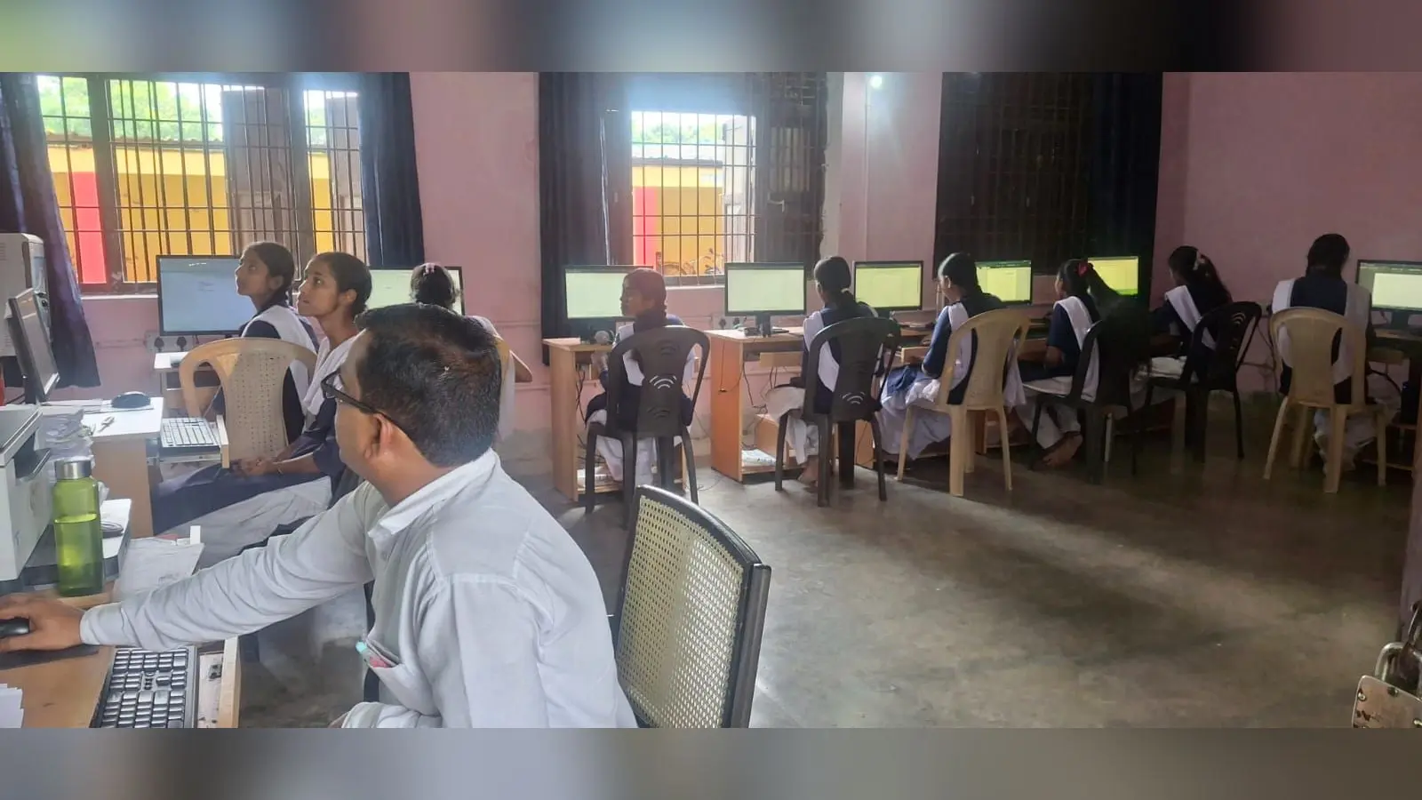 कम्प्यूटर शिक्षा लेती छात्रा | Prabhat Khabar Network कम्प्यूटर शिक्षा लेती छात्रा | Prabhat Khabar Network