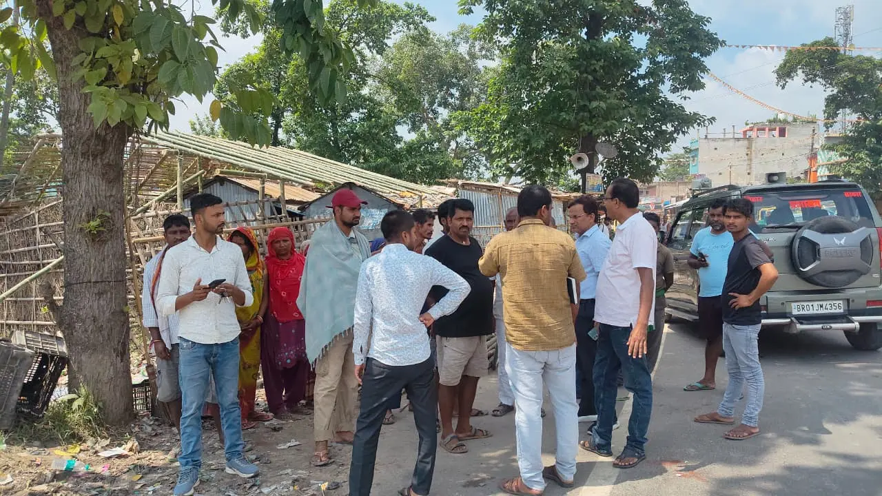 कचरा हटवाते अधिकारी व जनप्रतिनिधि | Prabhat Khabar Network कचरा हटवाते अधिकारी व जनप्रतिनिधि | Prabhat Khabar Network