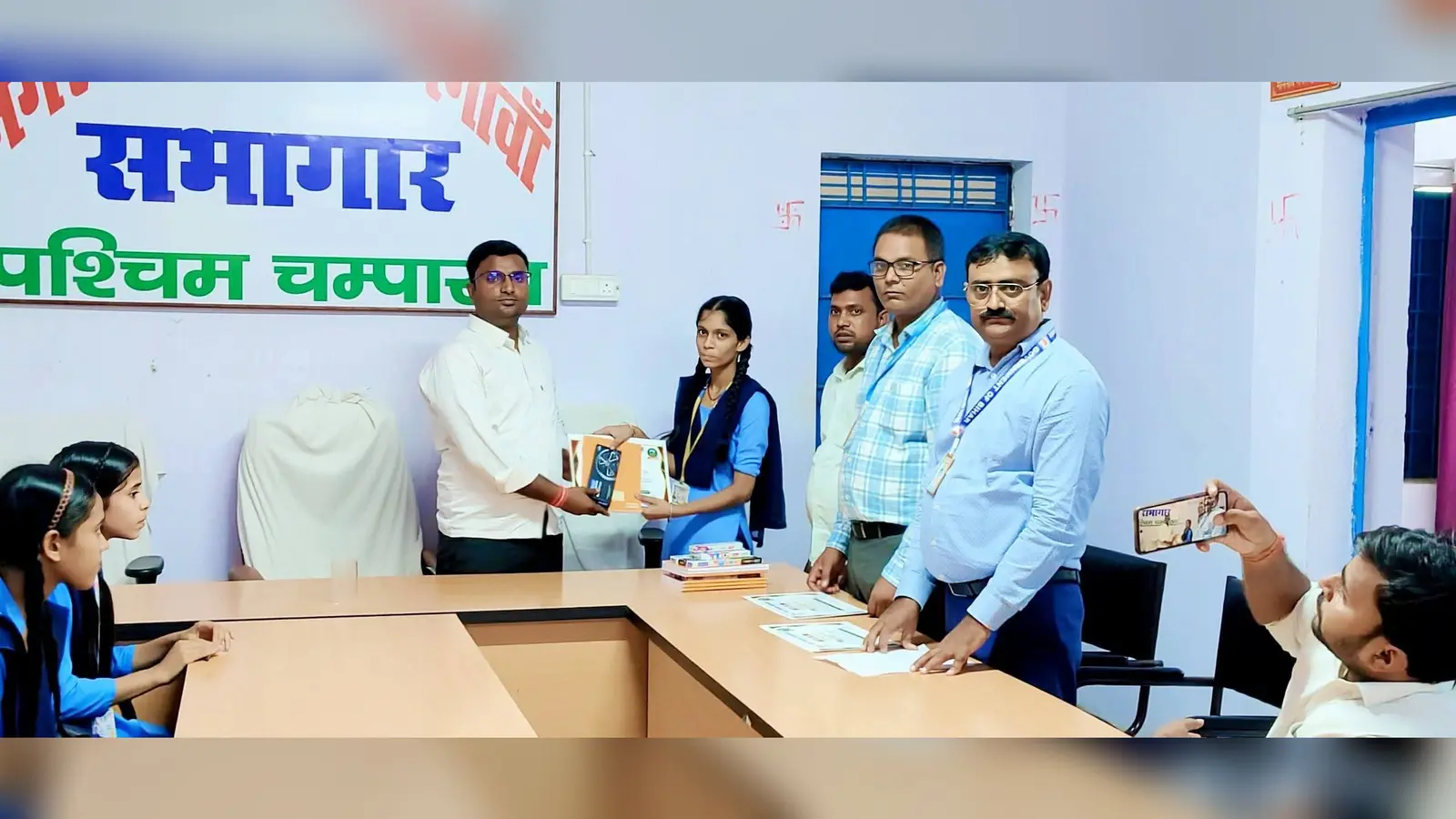 अव्वल प्रतिभागियों को सम्मानित करते नगर पंचायत मच्छरगांवा के अध्यक्ष अश्विनी कुमार व अन्य, | Prabhat Khabar Network अव्वल प्रतिभागियों को सम्मानित करते नगर पंचायत मच्छरगांवा के अध्यक्ष अश्विनी कुमार व अन्य, | Prabhat Khabar Network
