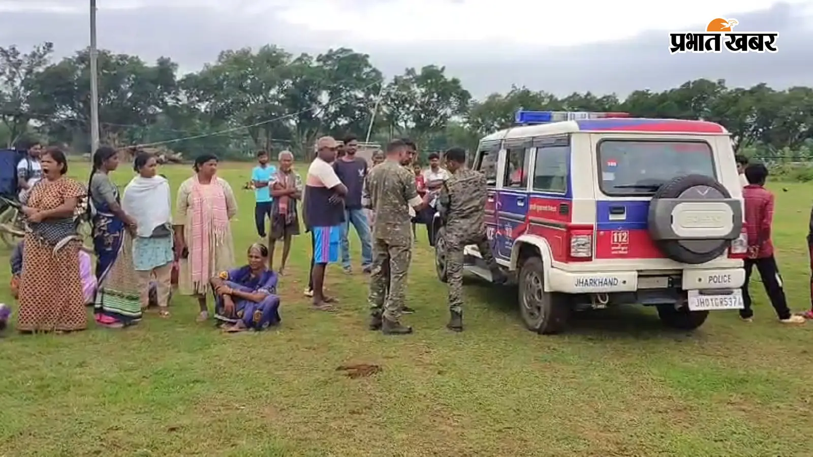 मौके पर पहुंची पुलिस और गांव के लोग. फोटो: प्रभात खबर मौके पर पहुंची पुलिस और गांव के लोग. फोटो: प्रभात खबर