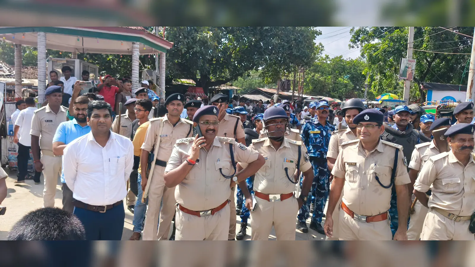 प्रदर्शन करते छात्र, पुलिस पदाधिकारी व एसडीएम | Prabhat Khabar Network प्रदर्शन करते छात्र, पुलिस पदाधिकारी व एसडीएम | Prabhat Khabar Network
