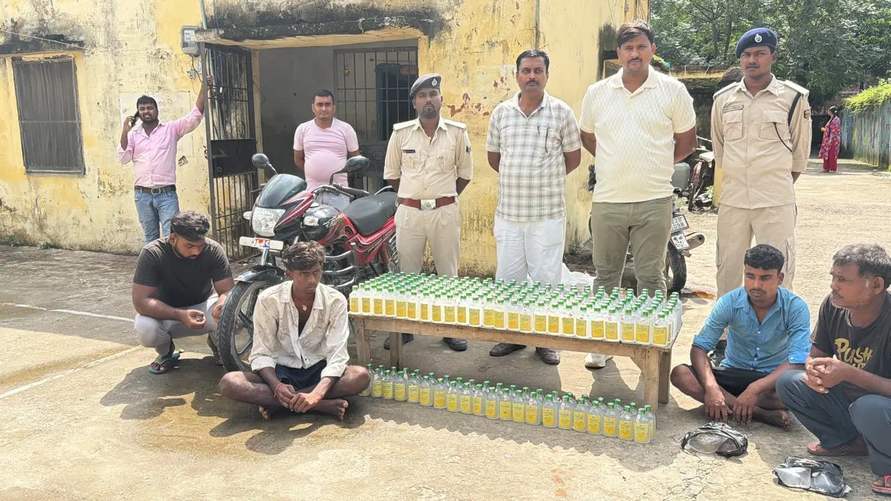 बरामद की गई शराब के साथ गिरफ्तार आरोपी. | Prabhat Khabar Network बरामद की गई शराब के साथ गिरफ्तार आरोपी. | Prabhat Khabar Network