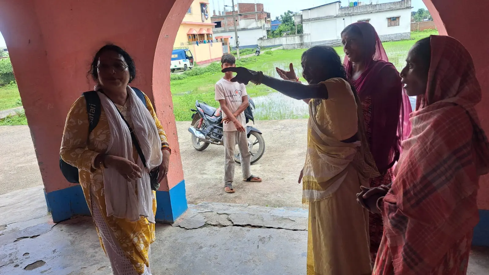 फोटो 1, शिक्षिका से बहस करती महिलाये फोटो 2.विरोध करते बच्चे | Prabhat Khabar Network फोटो 1, शिक्षिका से बहस करती महिलाये फोटो 2.विरोध करते बच्चे | Prabhat Khabar Network