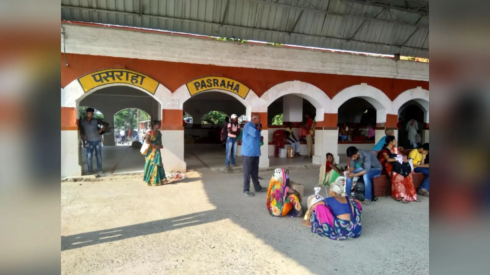 पसराहा स्टेशन परिसर में बैठे रेल यात्री | Prabhat Khabar Network पसराहा स्टेशन परिसर में बैठे रेल यात्री | Prabhat Khabar Network